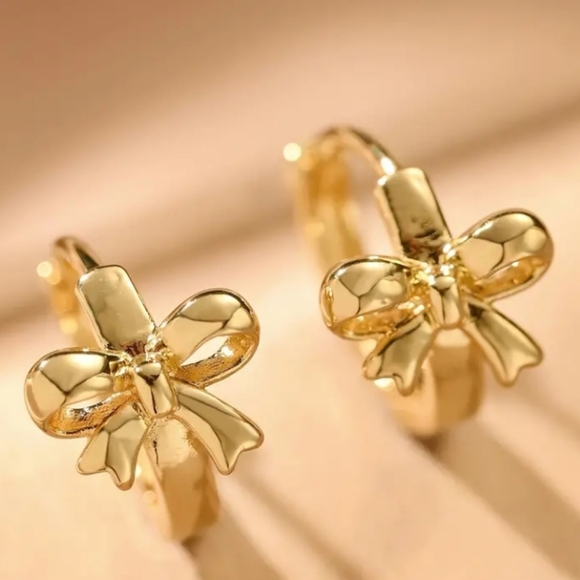 NEW Women fashion gold bow mini earrings - Picture 2 of 3